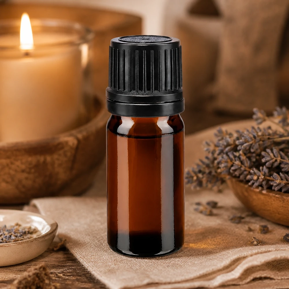 Aromatherapie-Aufbewahrungsflasche 5ml Braunglas OV-Verschluss neben Lavendelblüten Kerze