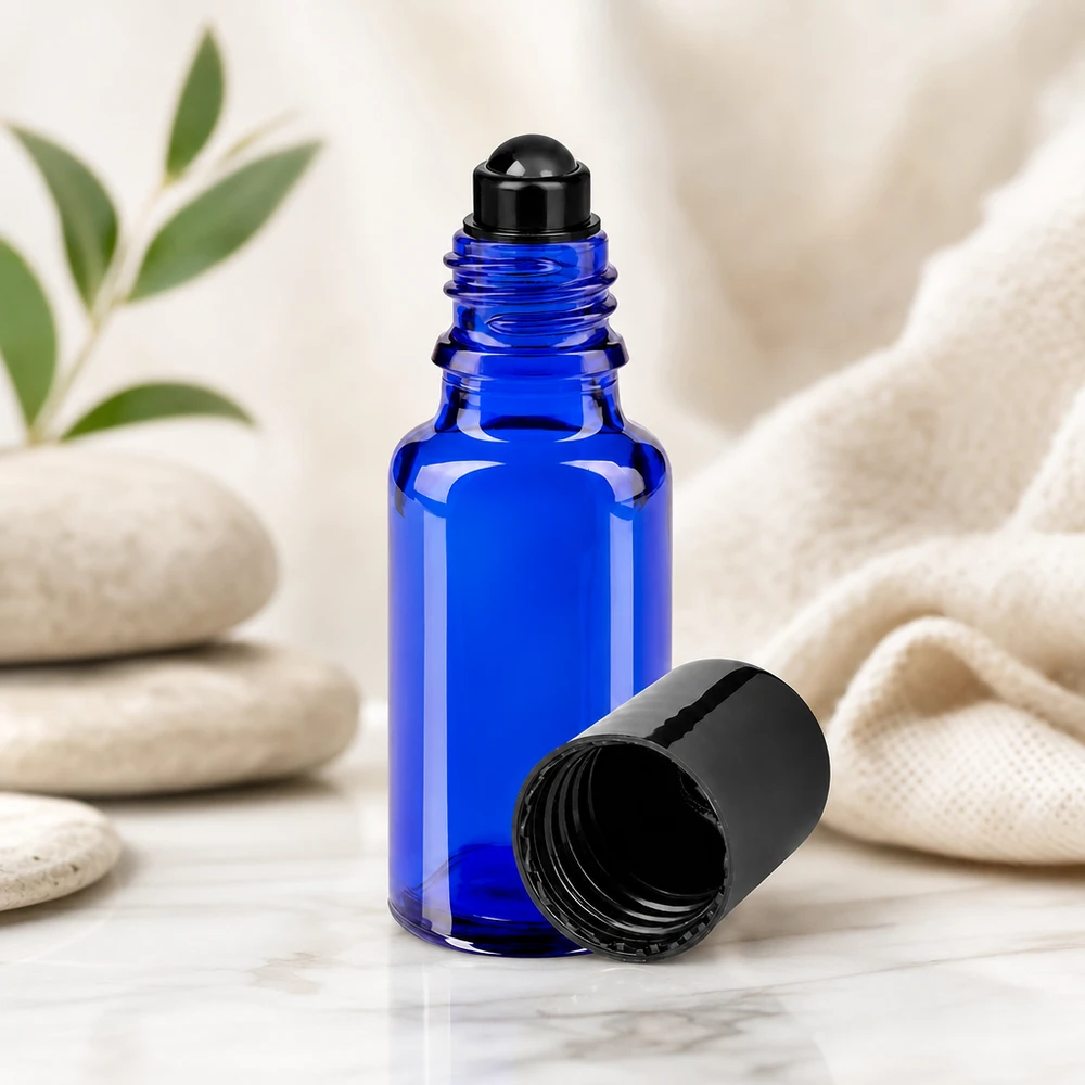 Flacon de déodorant en verre bleu 20 ml, déo à bille vide Flacon roll-on en verre de pharmacie bleu de 20 ml, modèle STD, ouvert, avec applicateur à bille noir
