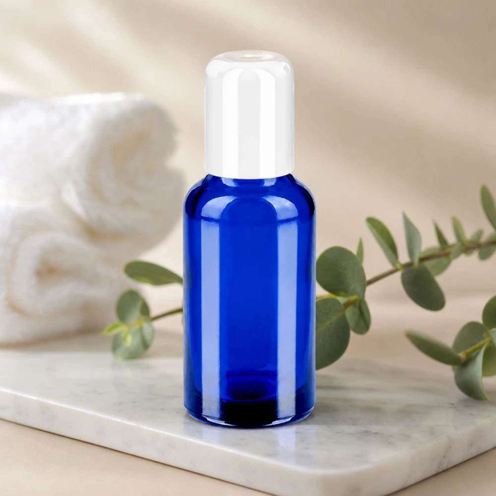 Il flacone di vetro compatto STD BlueLine da 30 ml con funzione roll-on protegge il contenuto dai raggi UV.
