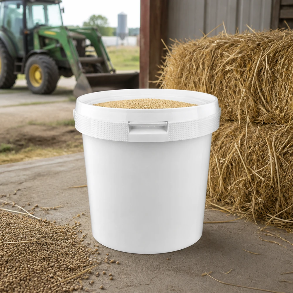 Eimer 2.5L aus weißem Kunststoff Polypropylen mit Deckel Stapelbarer 2,5L PP-Eimer in Weiß mit Griff und Deckel für landwirtschaftliche Anwendungen