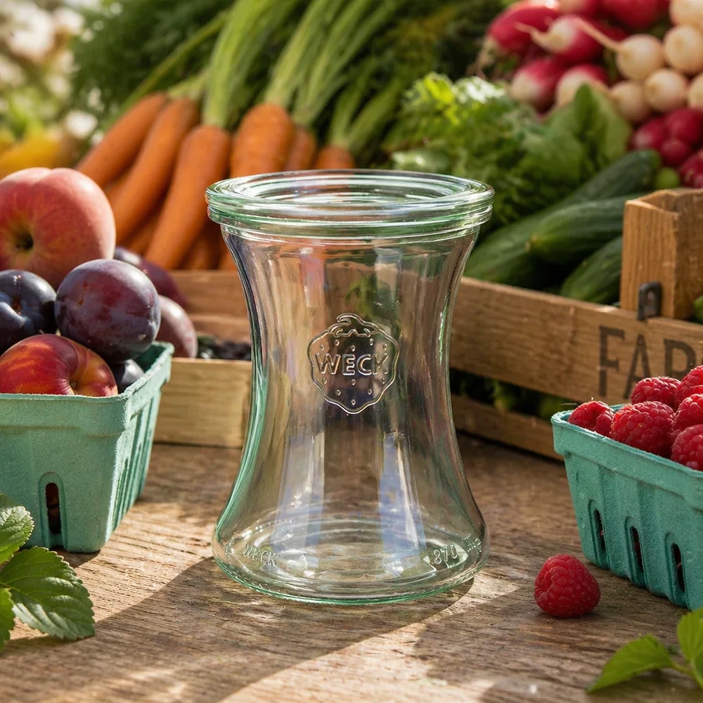 Barattolo da 370 ml con coperchio in vetro WECK RR80 Vaso per salumeria WECK 370ml RR80 vuoto su tavolo di legno tra frutta e verdura fresca, mostra un utilizzo naturale