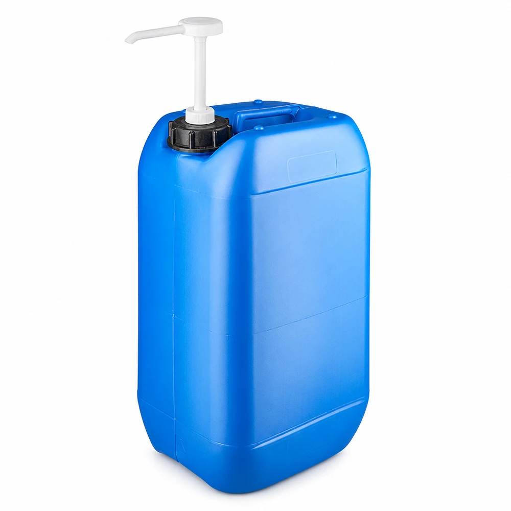 Bidon de 15 litres bleu avec pompe doseuse Bidon en plastique bleu de 15 litres muni d'une pompe doseuse blanche sur un bouchon à vis noir
