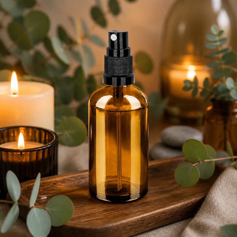 Elegante flacone spray marrone da 100 ml di volume con testina nera per miscele aromatiche