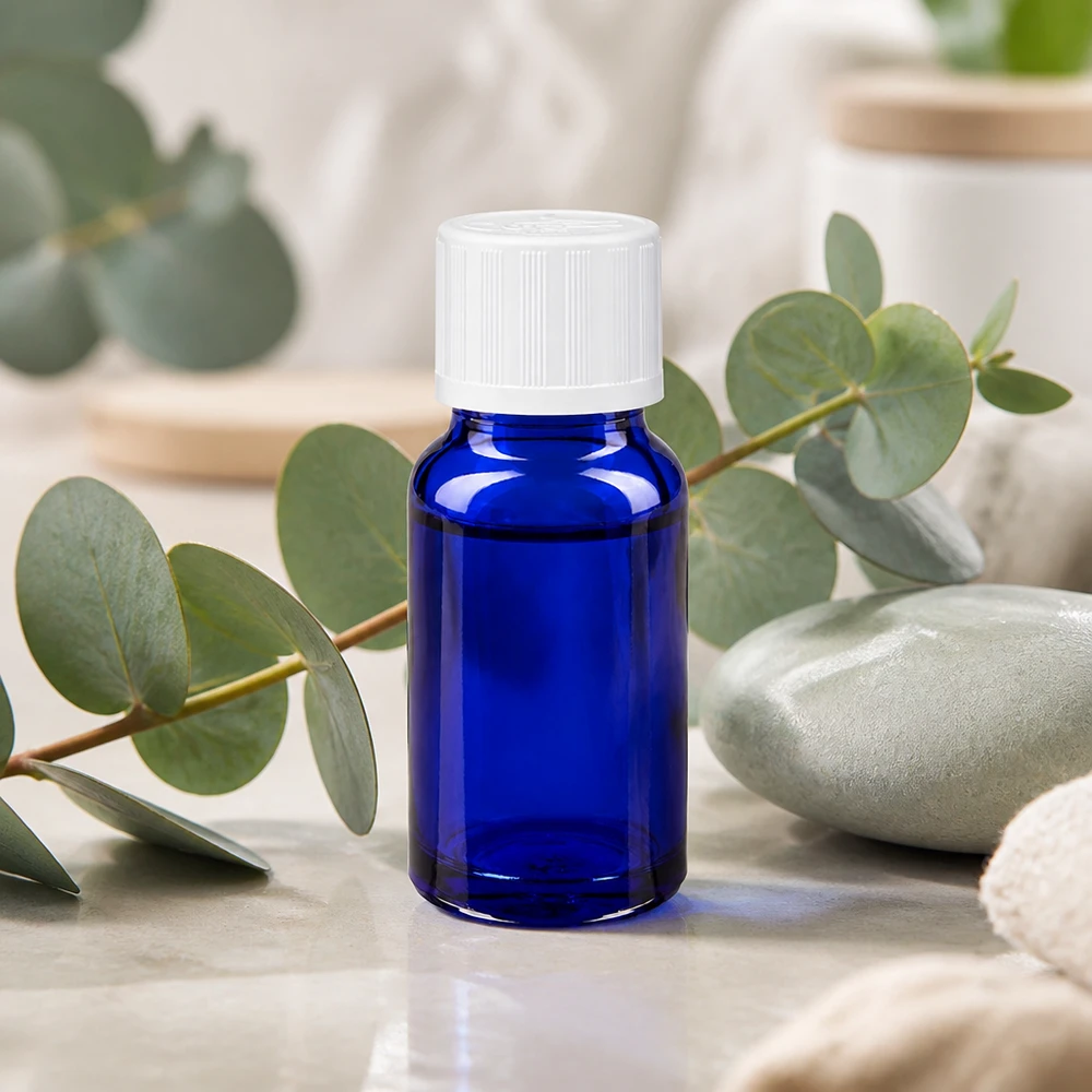 Apothekenflasche blau 10ml Tropfverschluss weiß Kindersicherung Standard Blaue Glasflasche 10ml mit Präzisionstropfeinsatz und KiSi-Deckel umgeben von Natursteinen