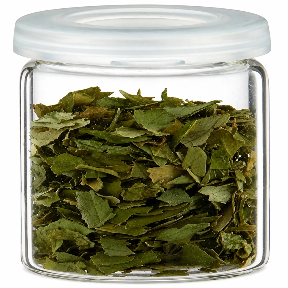 Vasetto in vetro trasparente da 5 ml con bordo arrotondato, utilizzato come contenitore per spezie, con coperchio bianco e riempito di erbe aromatiche