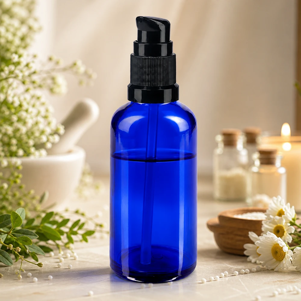 Apothekenflasche blau 50ml PumpVerschluss schwarz Standard Apothekerglas Flasche 50ml in Blau mit schwarzer Pumpe neben Mörser und Kräutern