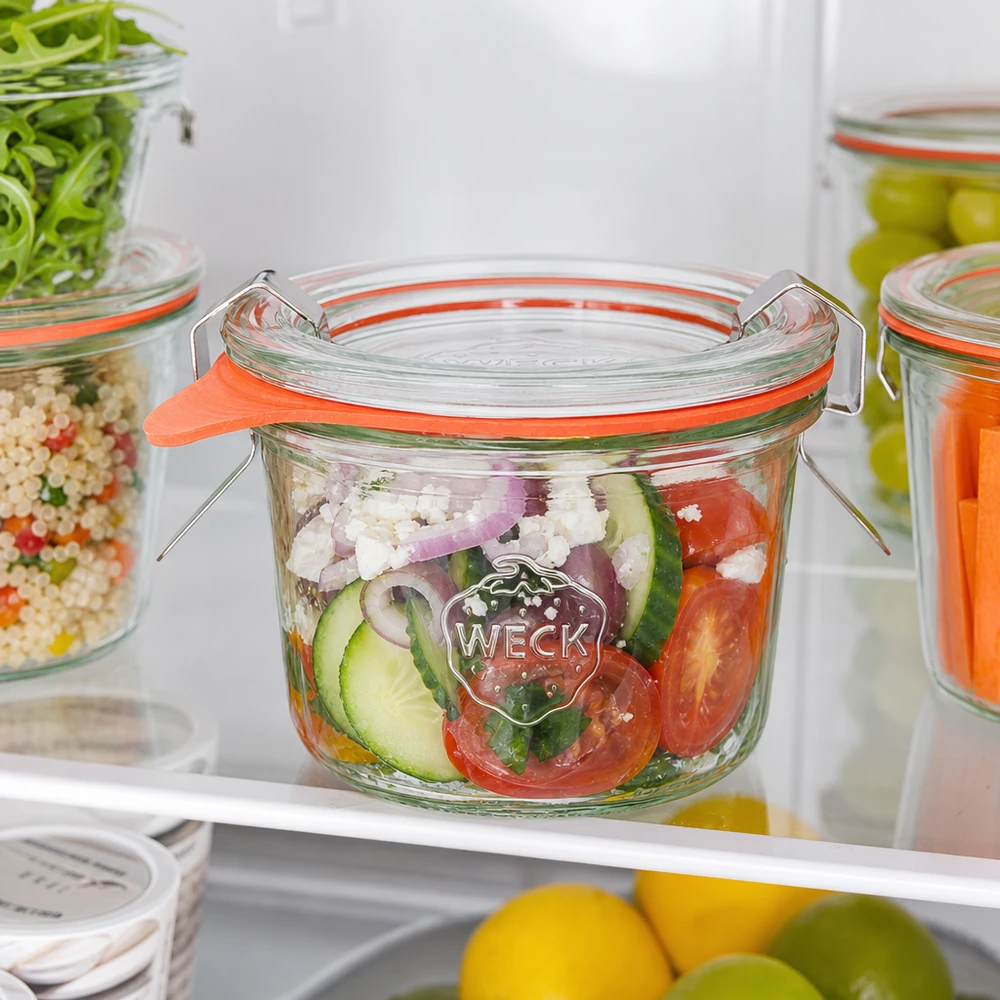 80ml Sturzglas komplett WECK RR60 WECK Sturzglas 80ml RR60 im Kühlschrank mit frischem Salat zeigt praktische Aufbewahrung von Lebensmitteln