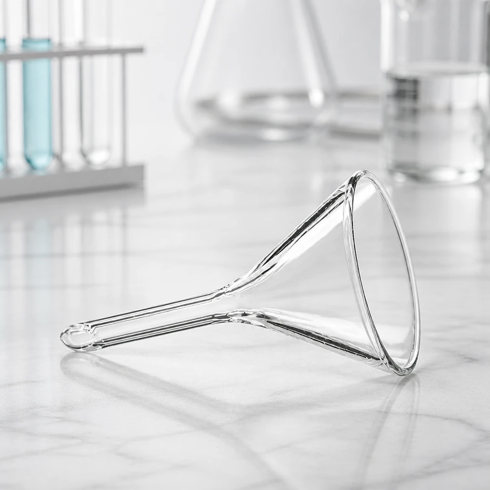 Entonnoir Ø 30mm - verre sodocalcique - angle 60° Entonnoir de laboratoire compact en verre sodo-calcique avec ouverture de 30 mm et manche court pratique pour une manipulation facile