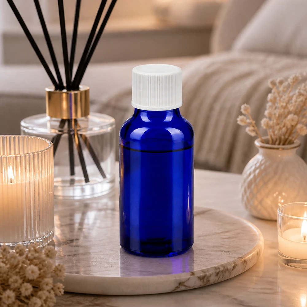 Elegante flacone in vetro blu da 20 ml con finitura opaca per conservare l'essenza con stile