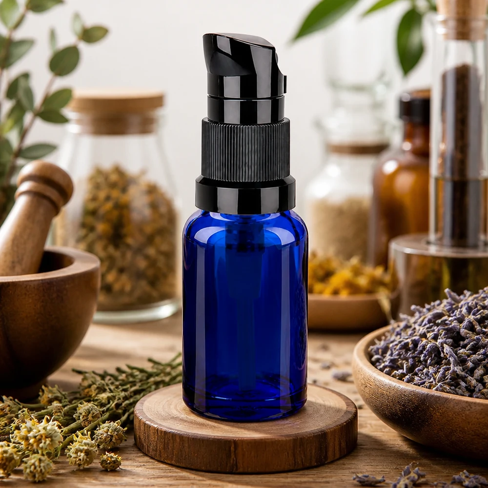 10ml Pumpflasche schwarz Standardverschluss BlueLine UT18/10 Stilvolle 10ml Pumpflasche mit kontrastreicher schwarz-blauer Optik BlueLine UT18/10