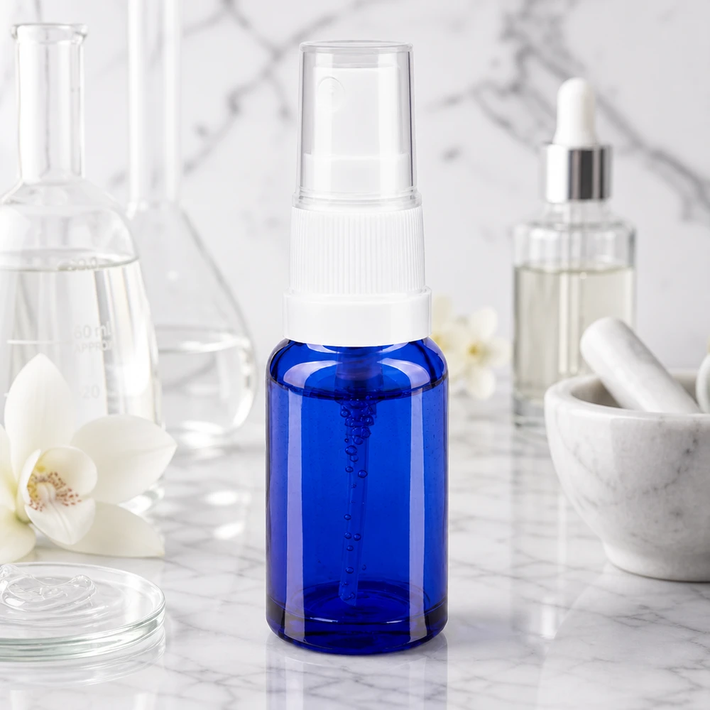 Transparente Sicherheitskappe auf blauer 10ml Apothekerflasche mit weißem Pumpmechanismus Nahaufnahme