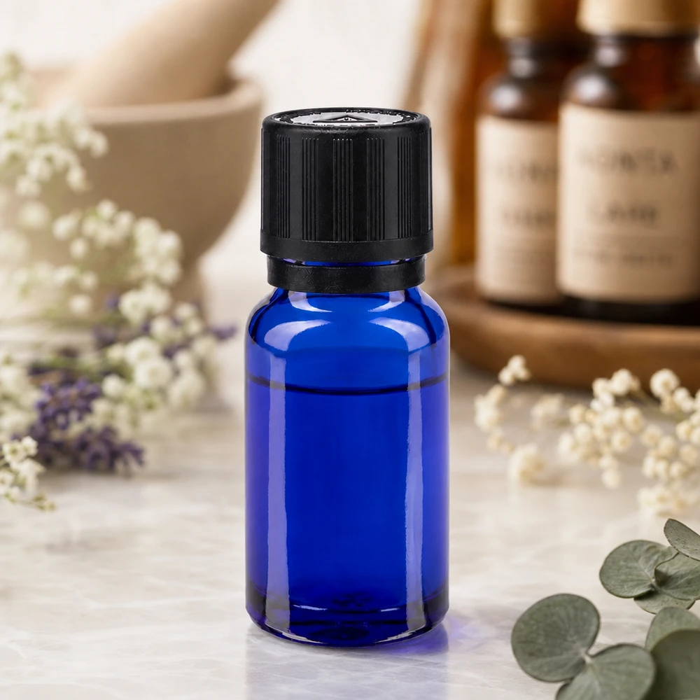 Apothekenflasche blau 10ml Tropfer Giessring 1mm schwarz Kindersicherung Blindenwarnsymbol Originalitätsverschluss Blaue 10ml Aroma-Tropfflasche mit präzisem 1mm Einsatz auf Marmor im natürlichen Kräutersetting