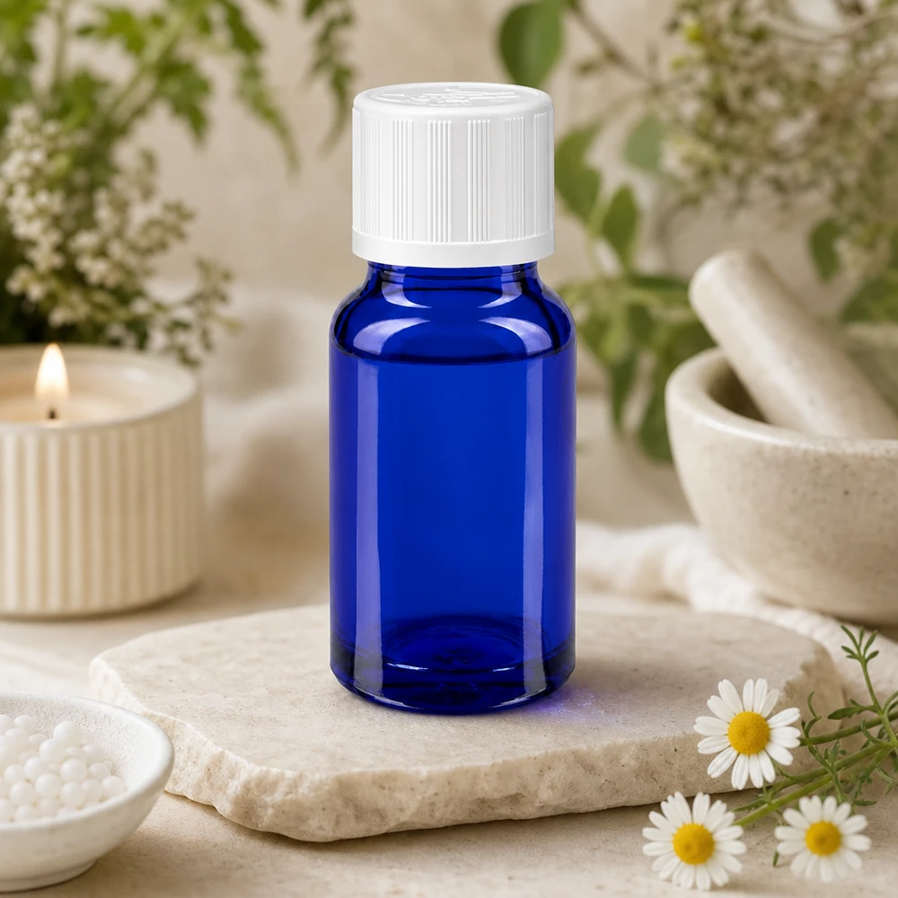 Apothekenflasche blau 10ml Schraubverschluss weiß Kindersicherung Standard Apothekerflasche 10ml blau mit weißem KiSi-Deckel 11mm in naturnaher Wellness-Umgebung