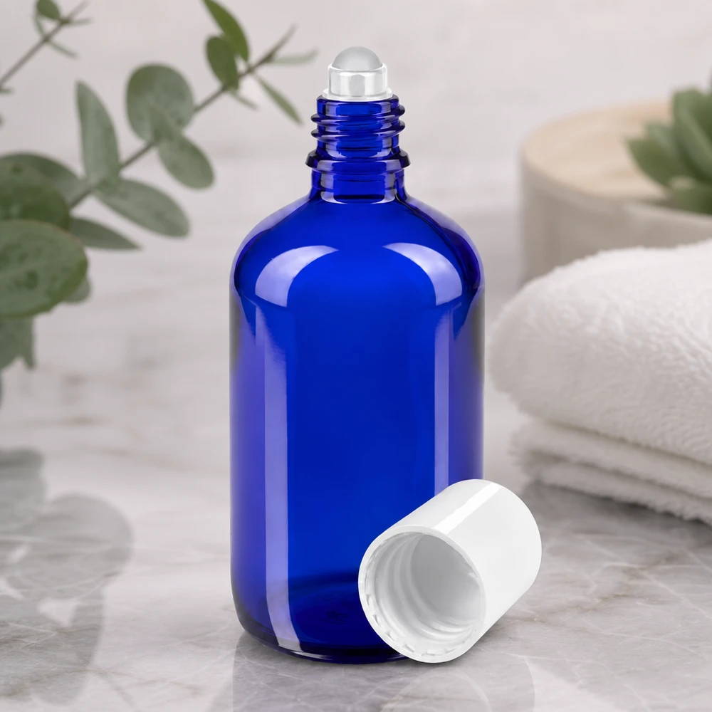 Flacone roll-on blu da 100ml STD bianco ApoGlas Flacone roll-on da 100 ml aperto, di colore blu cobalto, con sfera in vetro trasparente e tappo in plastica bianca