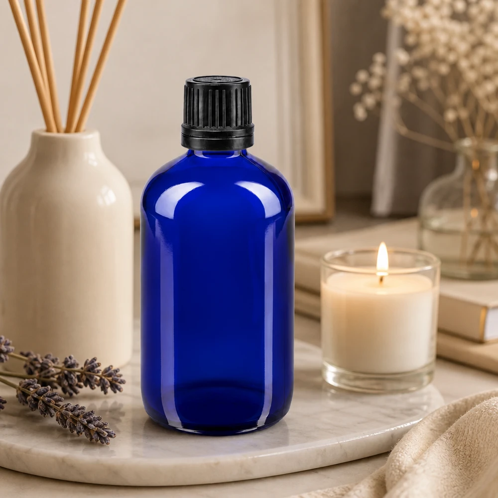 Apothekenflasche blau 100ml Schraubverschluss schwarz Giessring Originalitätsverschluss 100ml blaue Aromatherapie-Flasche aus Glas mit originalem Schwarzverschluss im Wellnessambiente