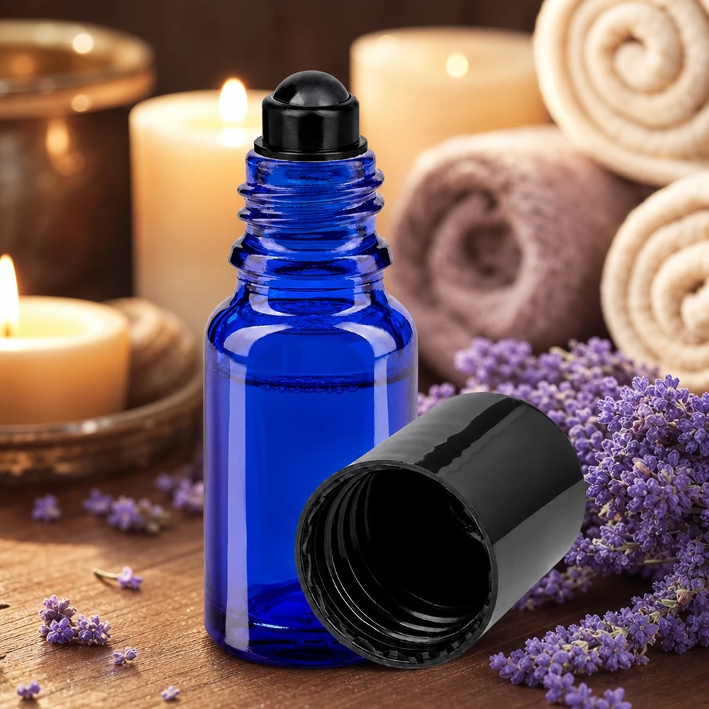 Kleine blaue Roll-On Flasche 10ml aus ApoGlas für ätherische Öle mit Lavendelzweigen