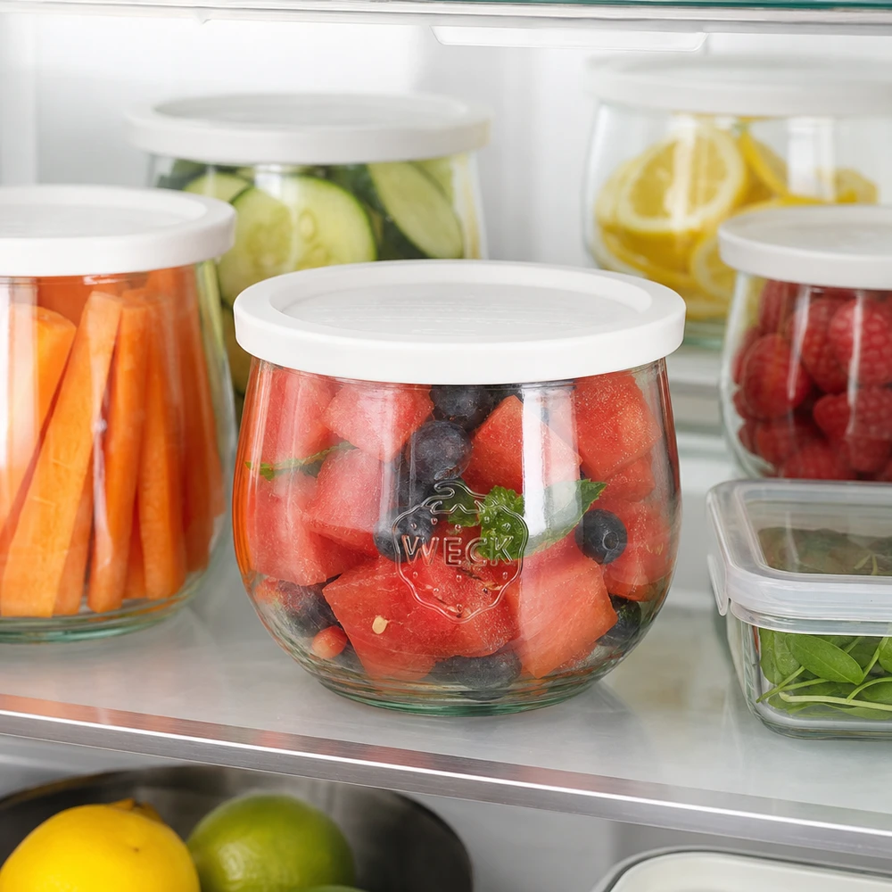 Vasetto a tulipano da 580 ml con coperchio salvafreschezza WECK RR100 Vaso a tulipano WECK da 580 ml RR100 in frigorifero con macedonia di anguria e frutti di bosco come soluzione fresca per la preparazione dei pasti