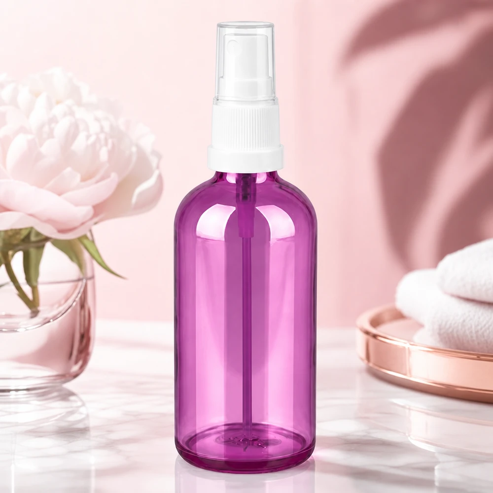 Flacone spray compatto da 100 ml, ideale per i viaggi e gli spostamenti, con un elegante design viola.