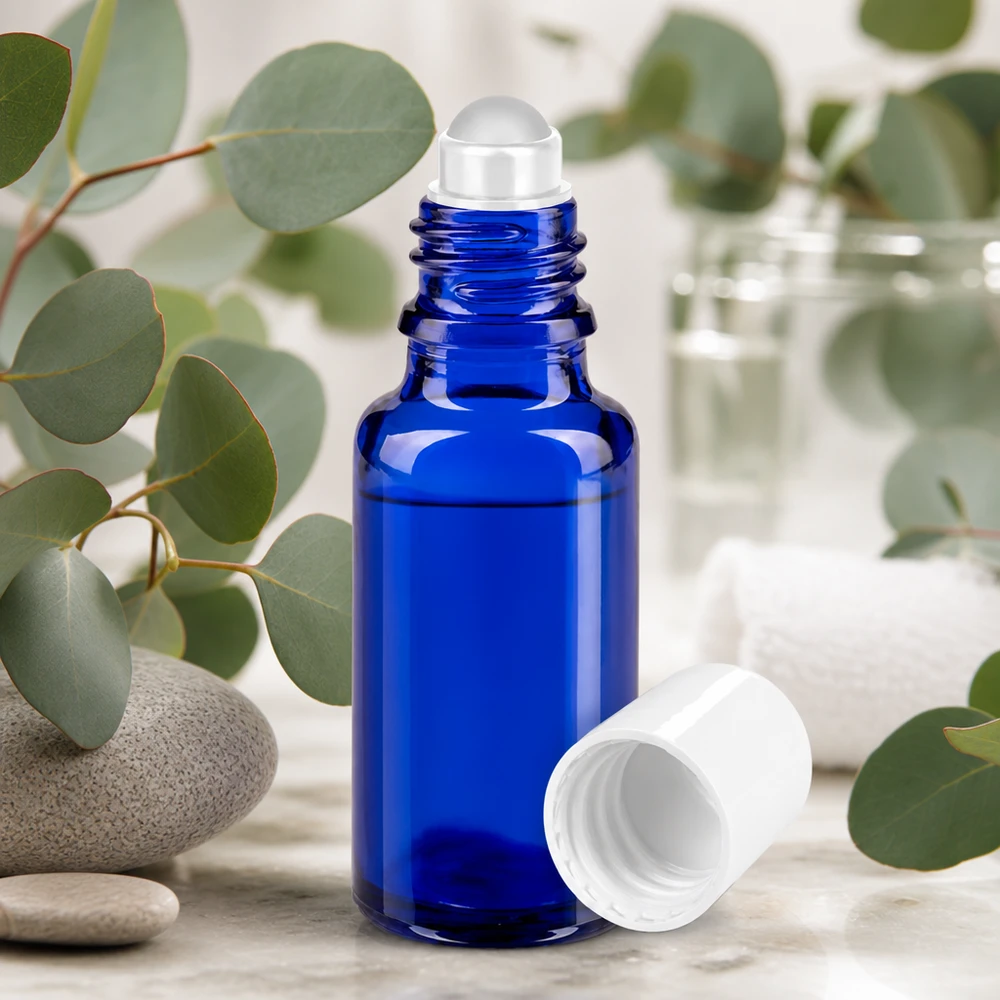 Flacone roll-on blu da 20ml STD bianco ApoGlas Flacone roll-on blu da 20 ml in vetro da farmacia con rametti di eucalipto e pietre naturali