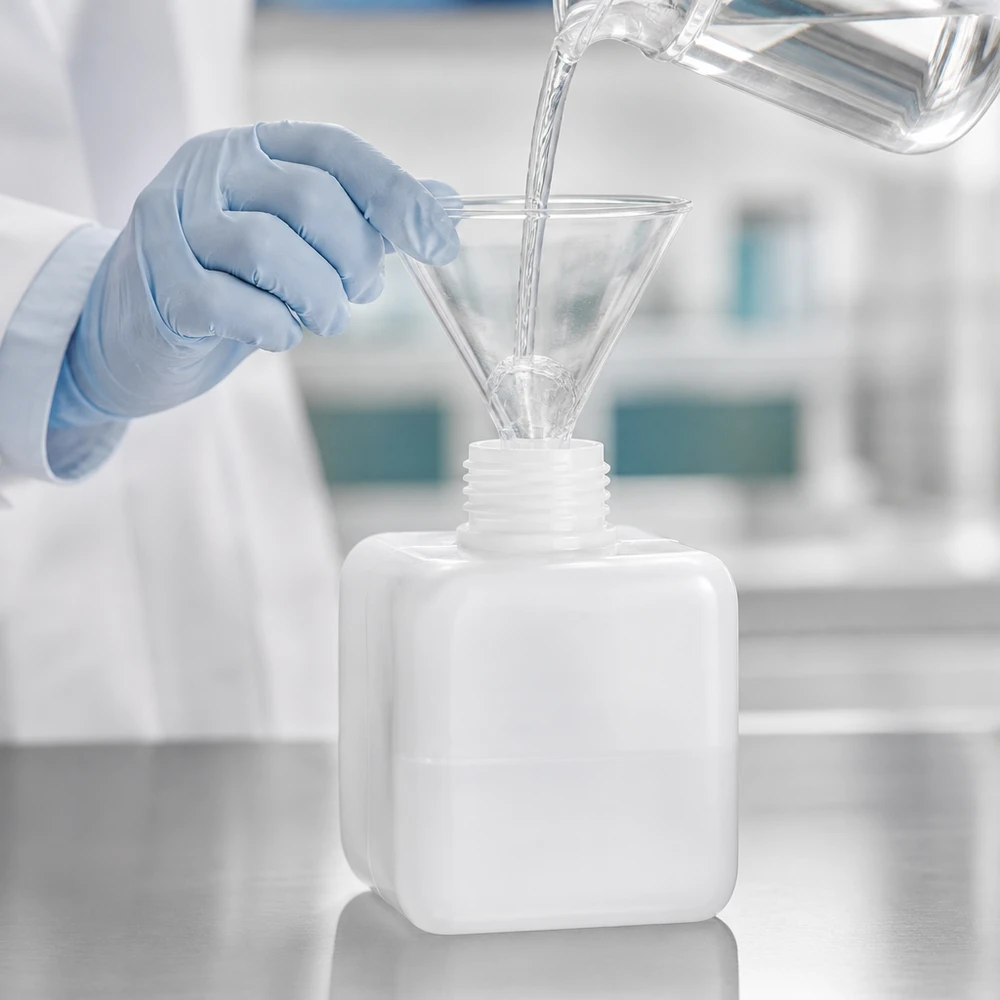 Flacon à produits chimiques 250 ml à col large, PEHD couleur naturelle, GL 50 Bouteille en PE-HD de 250 ml, carrée, à col large, destinée aux laboratoires, pour le transfert de liquides, avec entonnoir en verre et surface en acier inoxydable