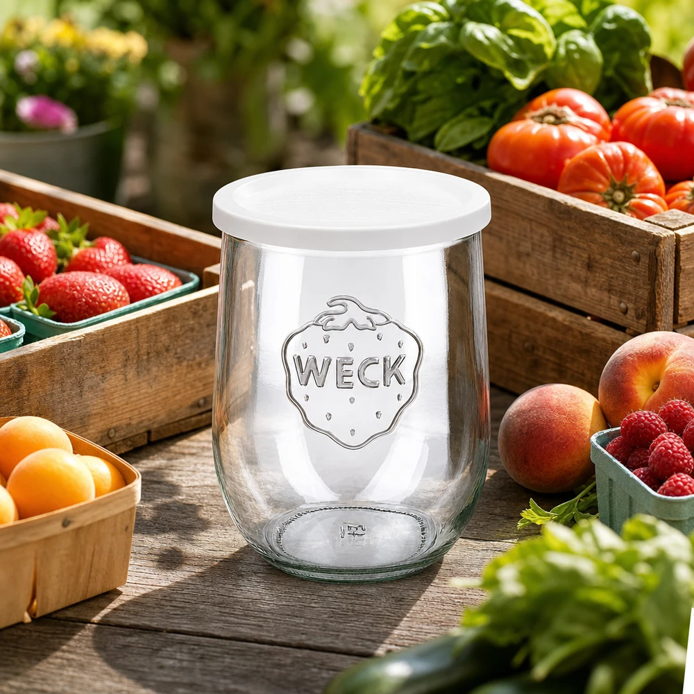 Barattolo a tulipano da 1062 ml con coperchio salvafreschezza WECK RR100 Vaso WECK a tulipano 1062ml con coperchio di freschezza decorato tra frutta e verdura fresca su tavolo di legno all'aperto