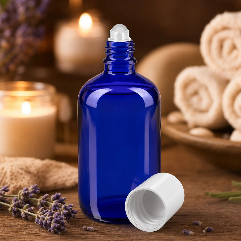 Apothekenflasche blau 100ml Roll-On Verschluss weiß Blaue 100ml Rollflasche aus Apothekerglas mit weißem STD-Verschluss auf Holzoberfläche