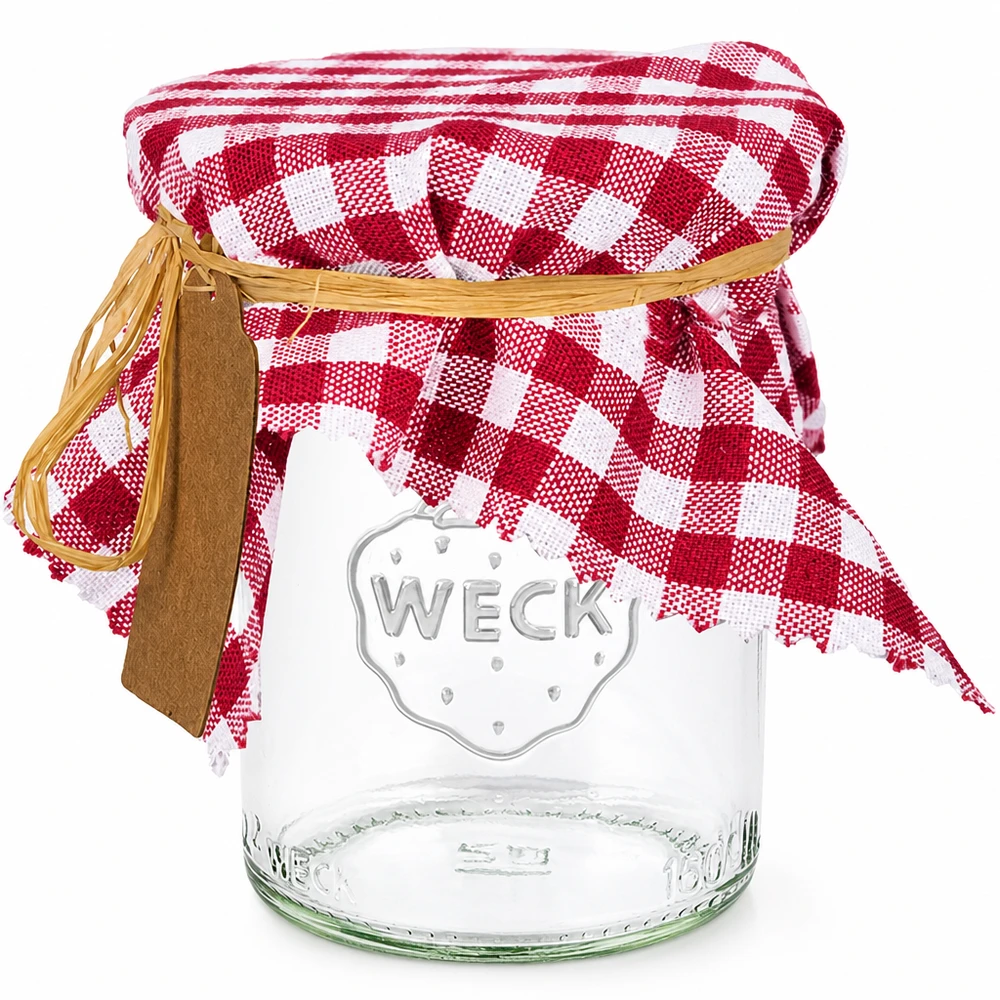 Vaso per conserve con coperchio in tessuto a scacchi rossi e bianchi e rafia come decorazione del coperchio