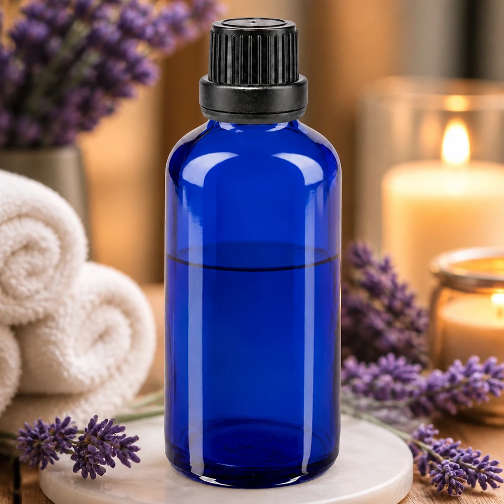 Flacon à pharmacie bleu 50ml bouchon inviolabilité 2mm noir Flacon compte-gouttes bleu de 50 ml avec bouchon OV noir pour huiles essentielles, sur support en bois avec motif de lavande