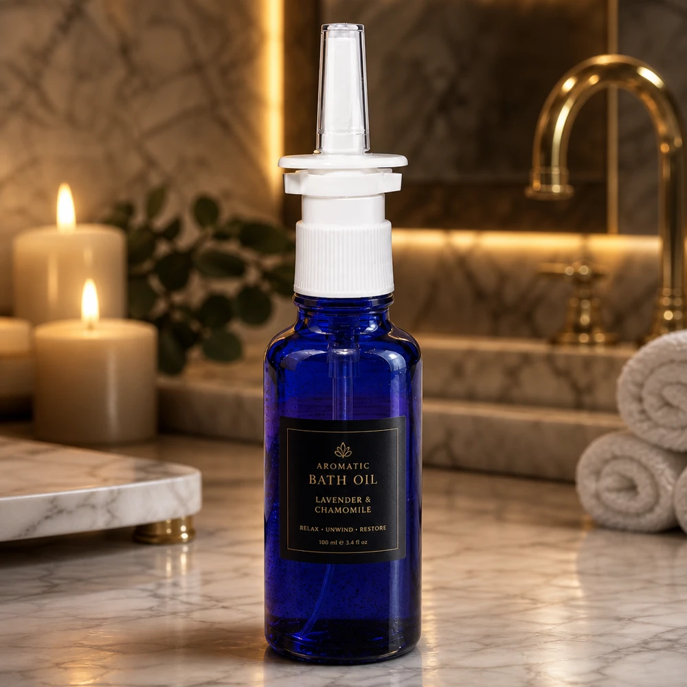 Apothekenflasche blau 30ml Nasenzerstäuber weiß Standard Dunkelblauer 30ml Glasflakon mit weißem Nasenapplikator vor elegantem Badezimmerhintergrund
