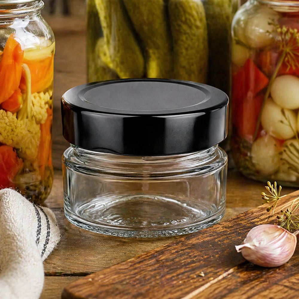 Barattolo rotondo da 80 ml BasicSeal nero UNiTWIST scena di cucina vasetti di conservazione tavola di legno conservazione aglio aneto