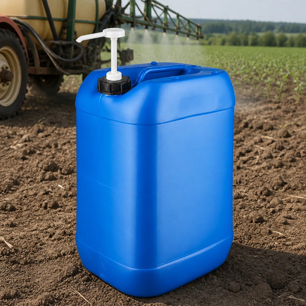 Bidon de 25 litres bleu avec pompe doseuse Jerrican bleu de 25 litres équipé d'une pompe doseuse, posé sur un champ devant un pulvérisateur agricole en pleine utilisation