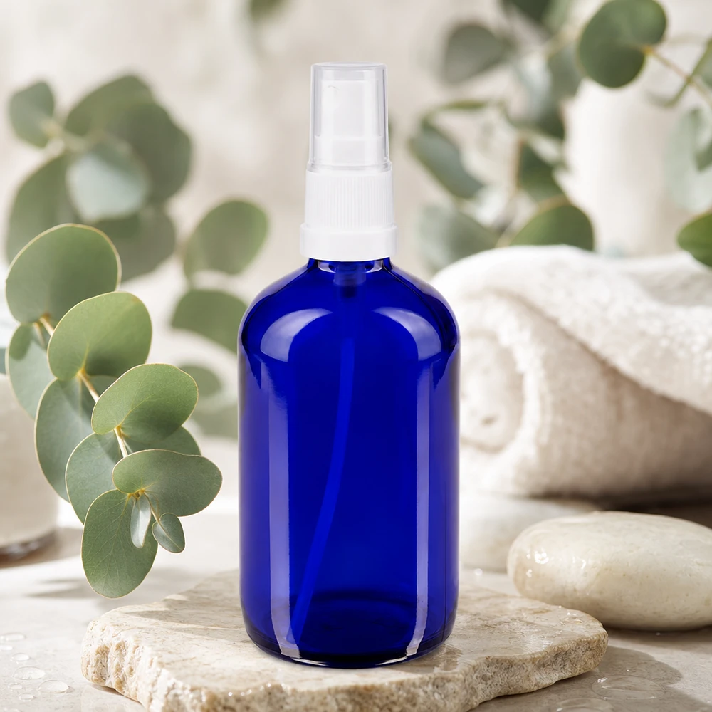 Apothekenflasche blau 100ml Sprayaufsatz weiß Pharmazeutische 100ml Sprühflasche aus blauem Apothekerglas mit transparentem Pumpaufsatz