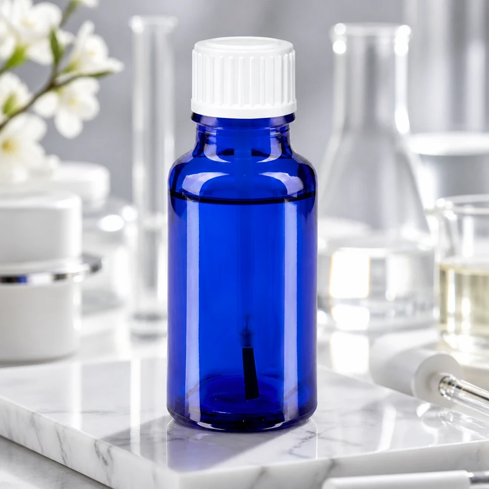 Apothekenflasche blau 20ml Schraubverschluss weiß Pinsel Kompakte 20ml Flasche aus blauem Apothekerglas mit gerilltem weißen Verschluss