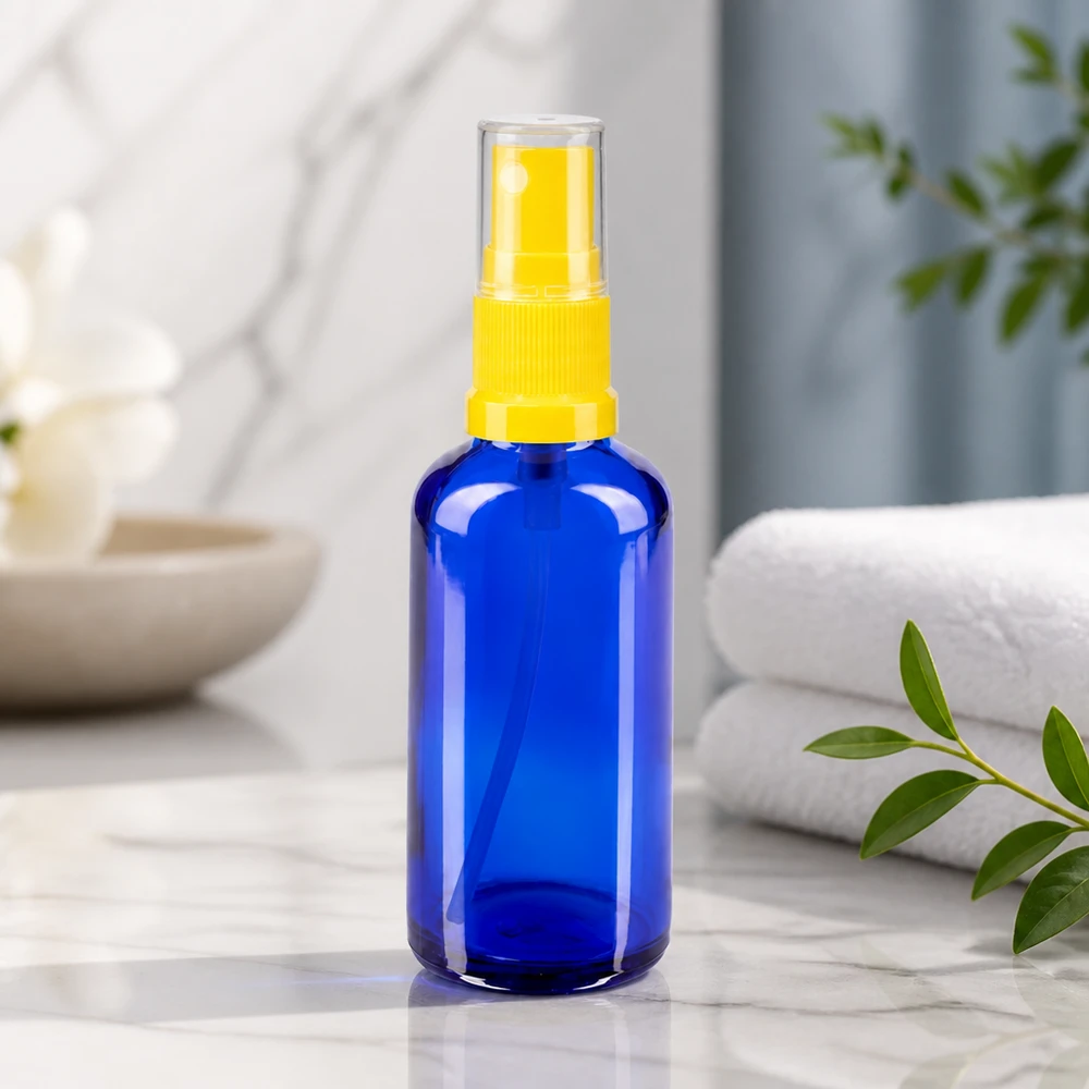Kompakte blaue Sprühflasche aus Glas 50ml mit griffigem gelben Pumpzerstäuber