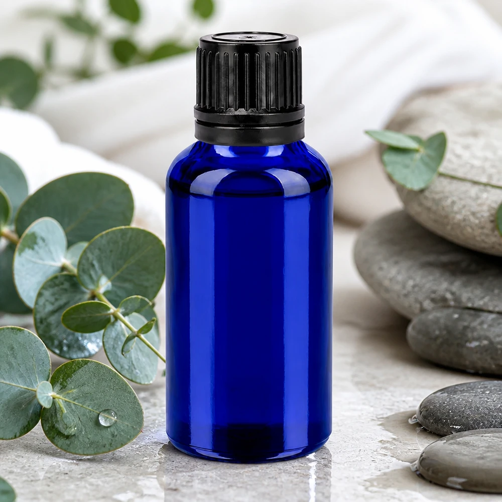 Piccolo flacone in vetro da 30 ml di colore blu intenso, perfetto per l'aromaterapia in viaggio e in mobilità.