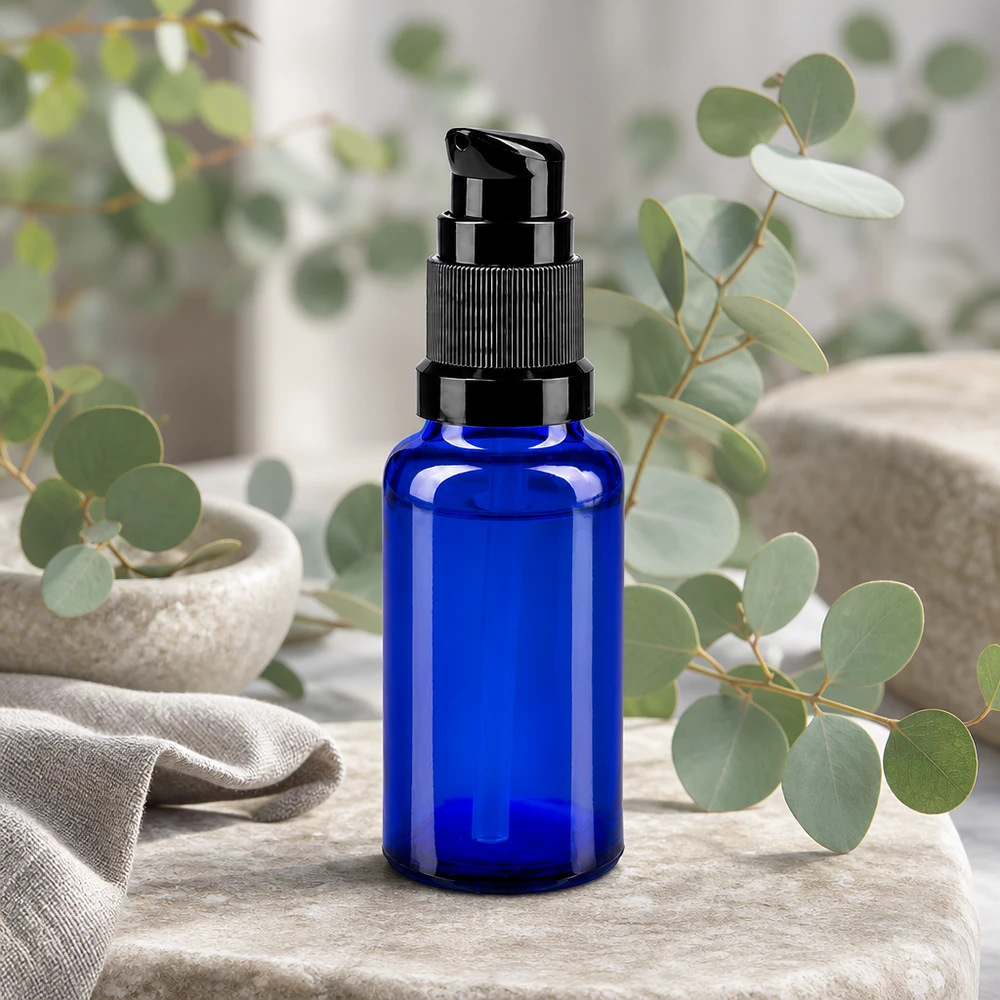 20ml blaue Dosierflasche aus Apothekenglas mit schwarzer Pumpe lichtgeschützt
