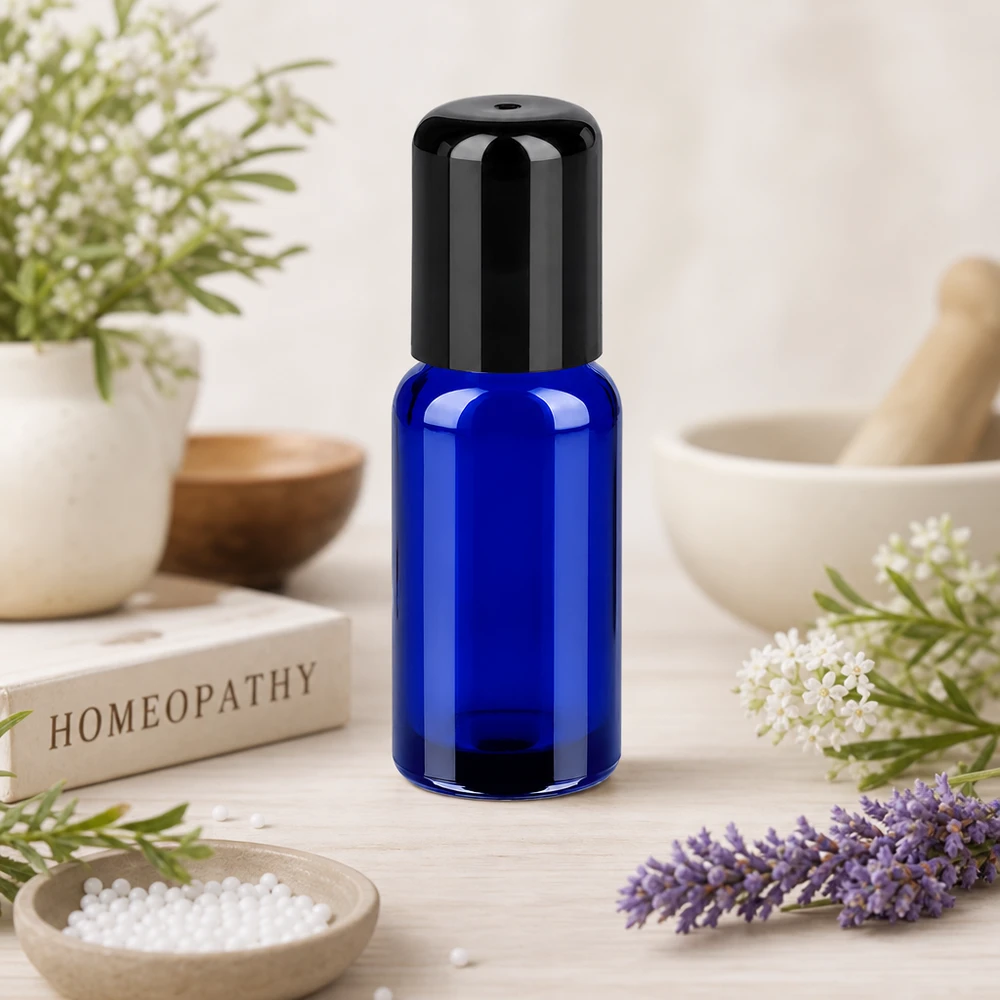 Elegante flacone roll-on blu da 20 ml con tappo nero ergonomico per un facile dosaggio
