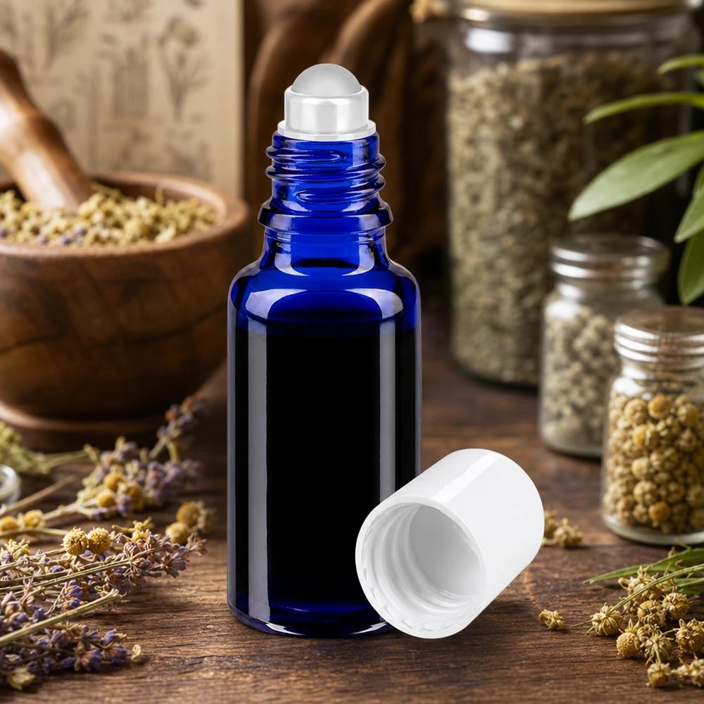 Flacone roll-on blu da 20ml STD bianco ApoGlas Flacone roll-on in vetro da farmacia blu da 20 ml con tappo a vite bianco, tra la lavanda e le erbe aromatiche