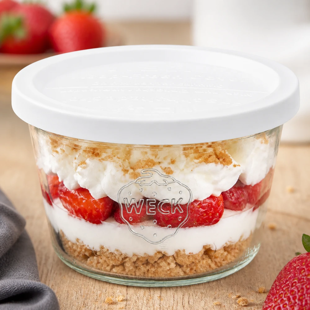 Bocal en verre de 370 ml avec couvercle hermétique WECK RR100 WECK Sturzglas 370ml RR100 mit Erdbeer-Sahne-Dessert und graham cracker Boden als Schichtdessert mit weißem Deckel