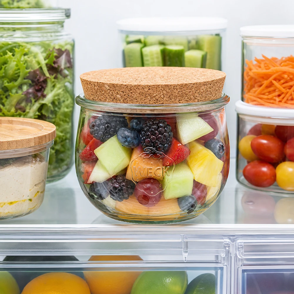 580ml Tulpenglas WECK RR100 mit Korken natur WECK Tulpenglas 580ml mit Korkdeckel im Kühlschrank gefüllt mit Obstsalat neben anderen Vorratsgläsern mit Gemüse