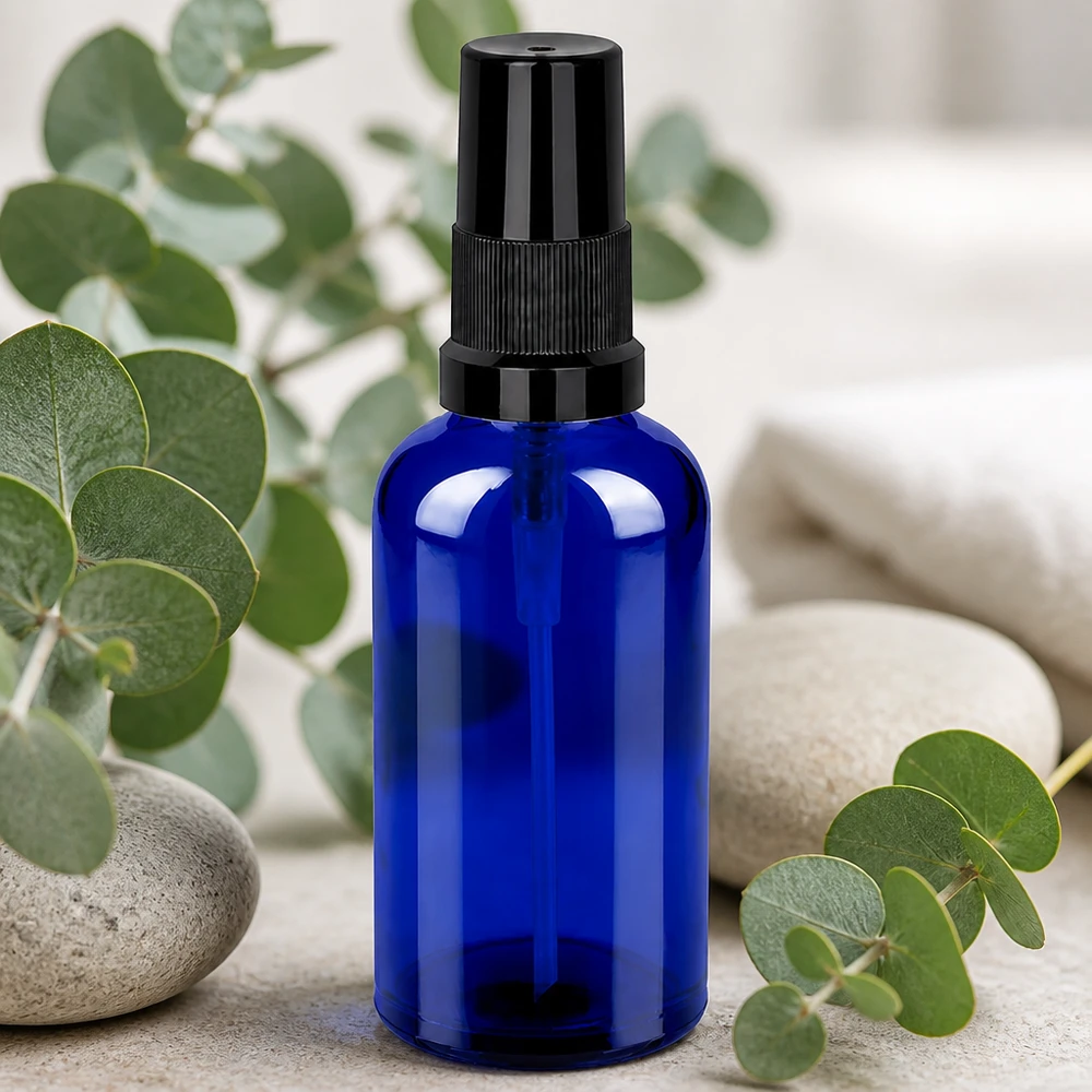 Pratico flacone spray in vetro da 50 ml, dal design elegante, perfetto per i viaggi e gli spostamenti.
