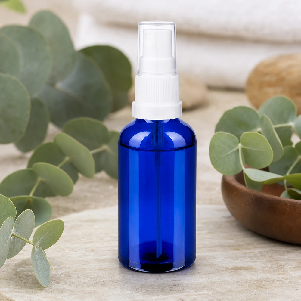 Pratico flacone spray blu da 50 ml, perfetto per i viaggi e per la routine di bellezza in movimento.
