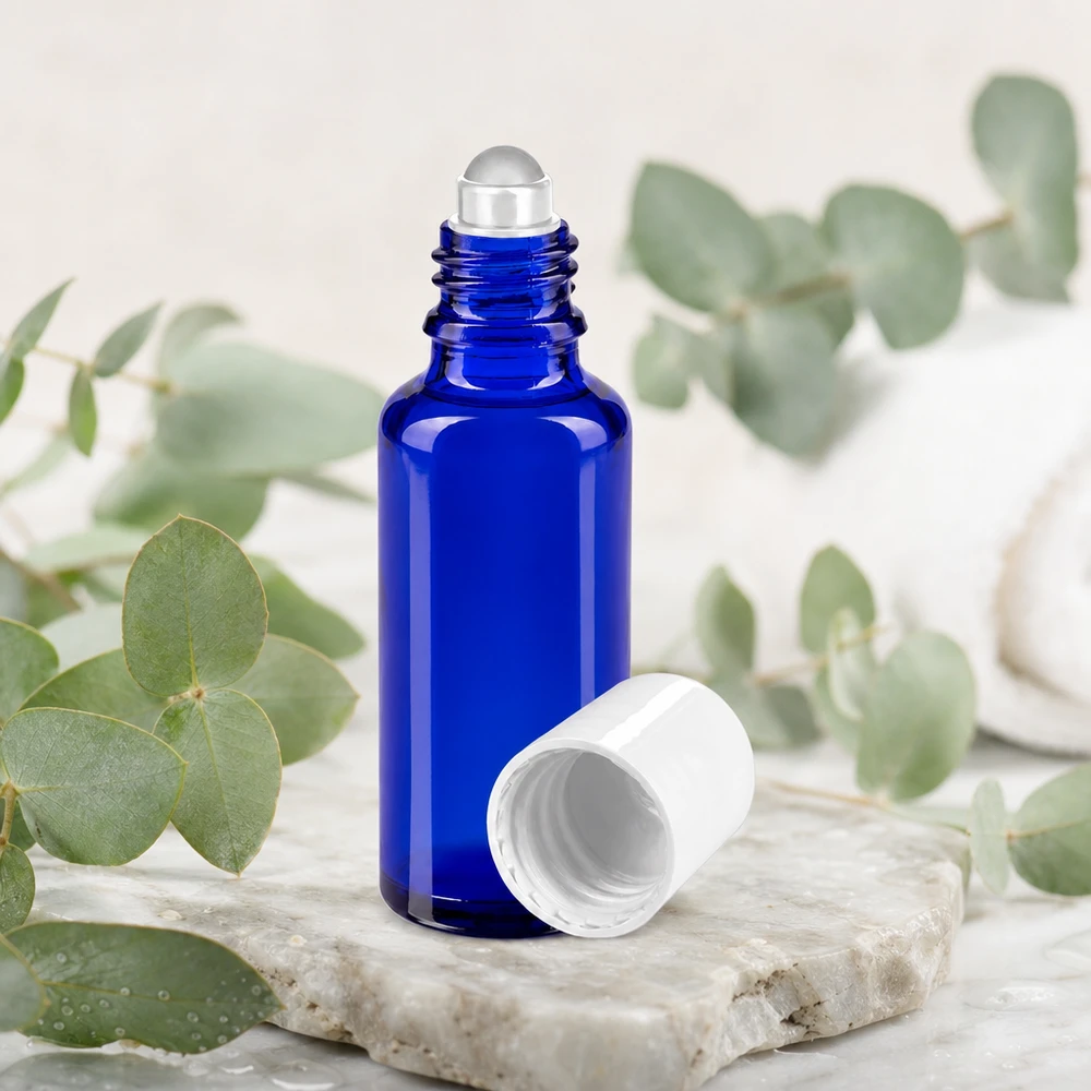 Bottiglia roll-on 30ml blu STD bianco ApoGlas Flacone roll-on da 30 ml in vetro da farmacia blu cobalto con tappo bianco e rametti di eucalipto