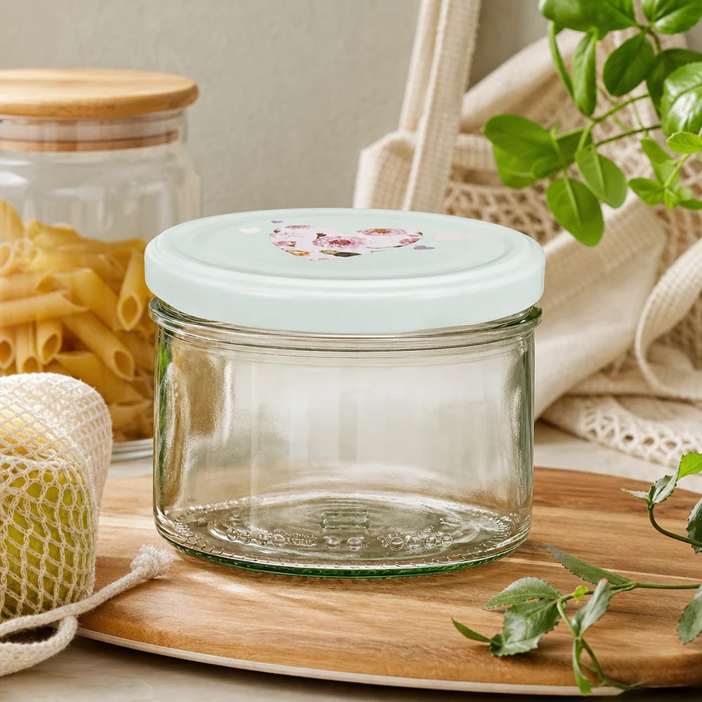 230ml Zylinderglas + BasicSeal Deckel Herz mint 230ml Zylinderglas BasicSeal Deckel Herz mint leer auf Holztablett mit Pasta Jutebeutel und grünen Pflanzen