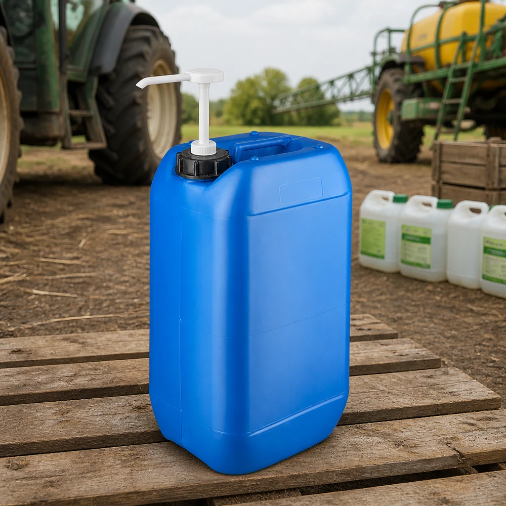 15L Kanister mit Dosierpumpe im Außeneinsatz neben weißen Chemikalienkanistern auf Feld