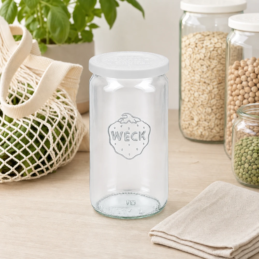 Barattolo cilindrico da 340 ml con coperchio salvafreschezza WECK RR60 Vaso cilindrico WECK da 340 ml vuoto con coperchio RR60 freshness in cucina scandinava tra vasi di stoccaggio e borsa a rete