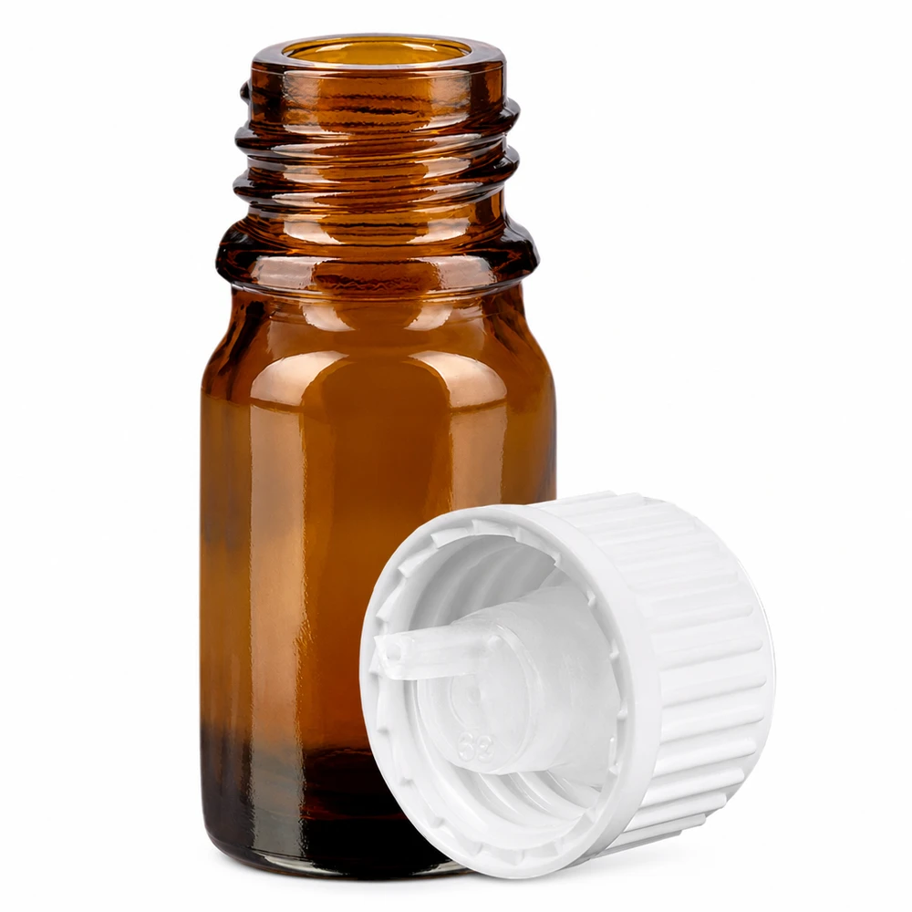 Flacone contagocce da 5 ml in vetro ambrato con apertura da 0,9 mm e tappo bianco per un'applicazione precisa.