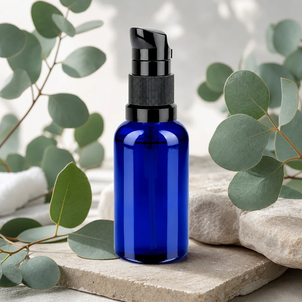 50ml Pumpflasche schwarz Standardverschluss BlueLine UT18/50 Stilvolle Pumpflasche 50ml in Blau mit mattem schwarzem Pumpkopf STD BlueLine UT18/50