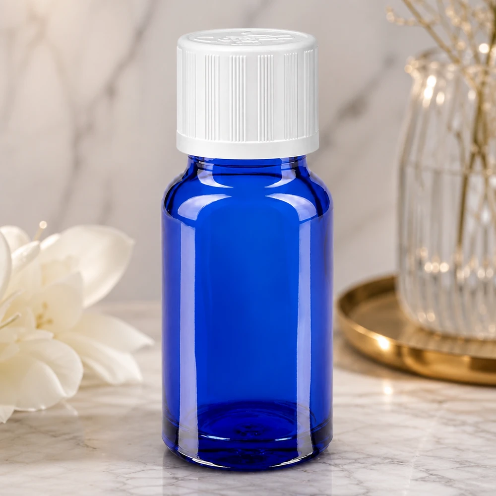 Apothekenflasche blau 10ml Schraubverschluss weiß Kindersicherung Standard Blaue 10ml Tropfflasche aus Glas mit weißem Kindersicherheitsverschluss Seitenansicht