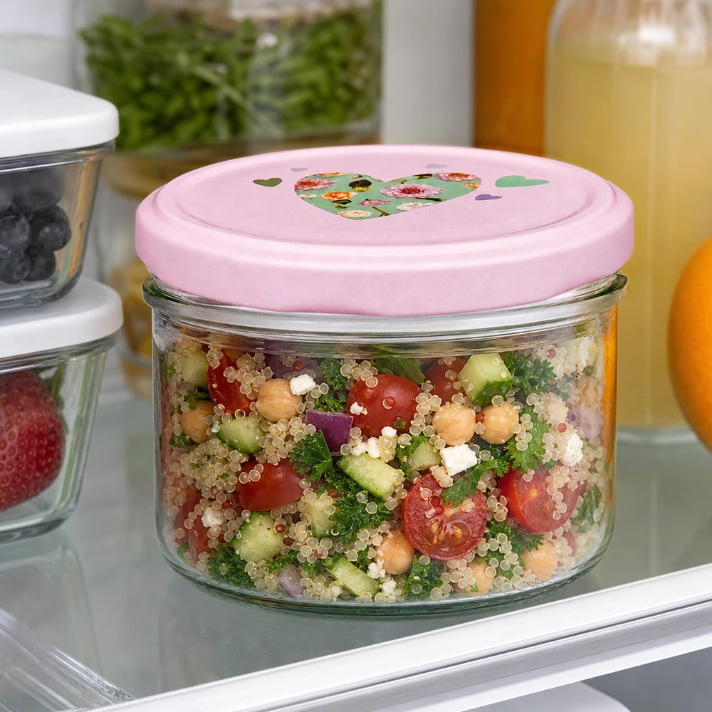230ml Zylinderglas + BasicSeal Deckel Herz rosa 230ml Zylinderglas mit rosa Herz-Deckel gefüllt mit Quinoa-Salat im Kühlschrank, ideal für Meal Prep